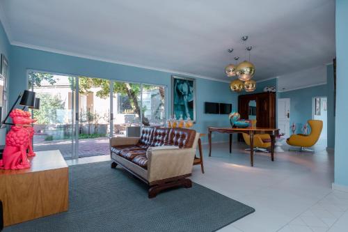 ein Wohnzimmer mit einer Couch und einem Sessel in der Unterkunft Benguela in Gansbaai
