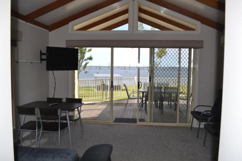 TV a/nebo společenská místnost v ubytování Tasman Holiday Parks - Lake Mulwala