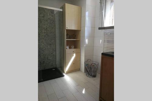 eine Küche mit einem Flur und einer Tür zum Bad in der Unterkunft Appartement à la nuitée in Marnaz