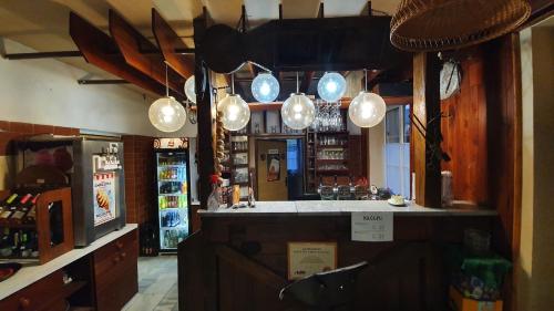 un bar con varias luces colgando sobre un mostrador en Ranč u Sedmi Kulí, en Nedašov