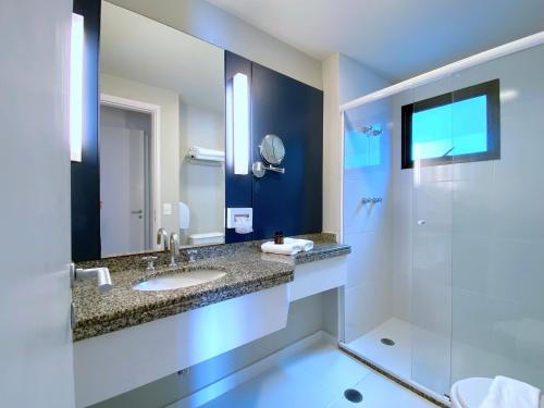 a bathroom with a sink and a shower at Apartamento conforto - Itaim Bibi in Sao Paulo