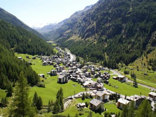 - une vue aérienne sur un village dans les montagnes dans l'établissement Apartment Haus Alpenrose by Interhome, à Saas-Almagell