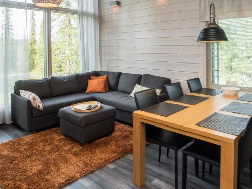 ein Wohnzimmer mit Sofa und Tisch in der Unterkunft Holiday Home Villa vuosseli c 1 by Interhome in Aikkila