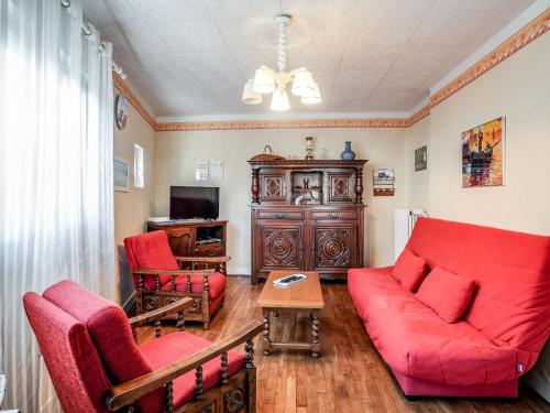 サン・マロにあるHoliday Home Harrington by Interhomeのリビングルーム(赤いソファ、椅子2脚付)