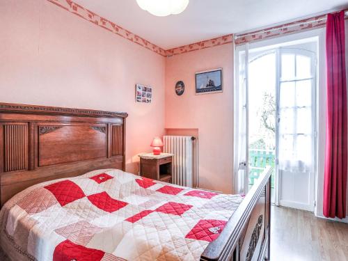 - une chambre avec un lit doté d'une couette rouge et blanche dans l'établissement Holiday Home Harrington by Interhome, à Saint-Malo