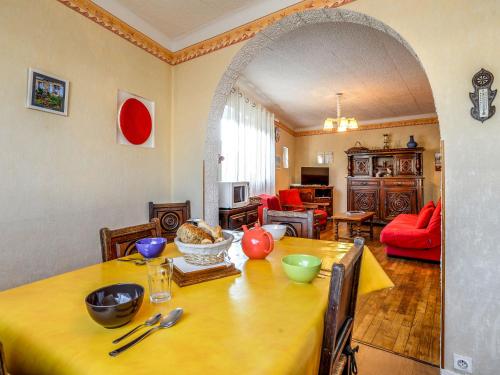 comedor con mesa y mantel amarillo en Holiday Home Harrington by Interhome, en Saint-Malo