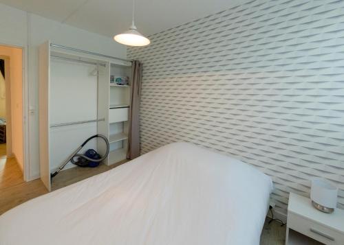 Appart'Hôtel - l'île en mouvementにあるベッド