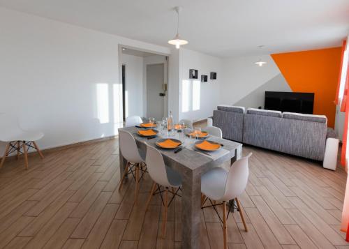 Appart'Hôtel - l'île en mouvementにあるテレビまたはエンターテインメントセンター