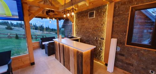 eine Küche mit einer Theke in einem Zimmer mit einem Fenster in der Unterkunft Lodge Nagramak in Sekulić 