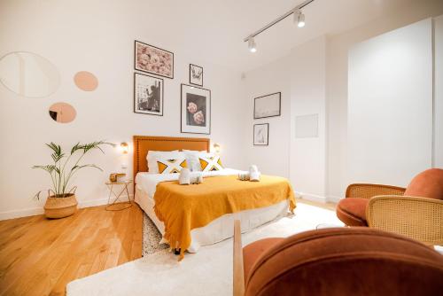 une chambre avec un lit et un salon dans l'établissement Dreamyflat - Charonne, à Paris