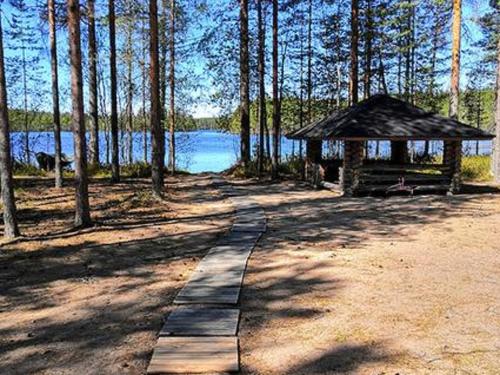 einen Pfad, der zu einem Pavillon neben einem See führt in der Unterkunft Holiday Home Hiekkaranta by Interhome in Saarikas