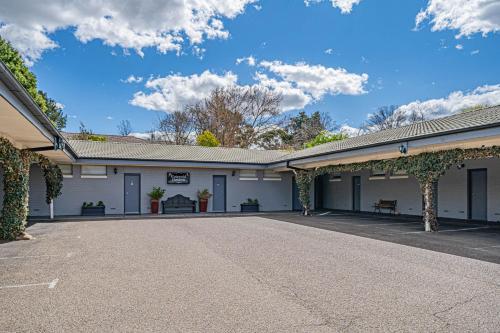 an empty parking lot in front of a building at Cotswold Gardens in Armidale