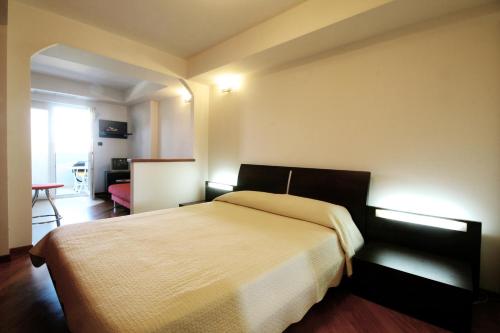 um quarto com uma cama grande num quarto em Apartments Rossana em Porec