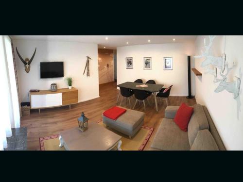 een woonkamer met een bank en een tafel bij Apartment Alpenstrasse 4 by Interhome in Engelberg