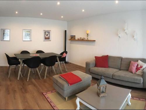 ein Wohnzimmer mit einem Sofa und einem Tisch in der Unterkunft Apartment Alpenstrasse 4 by Interhome in Engelberg