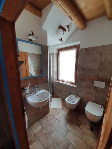 a bathroom with a sink and a toilet at BB IL CIPPO in Verona