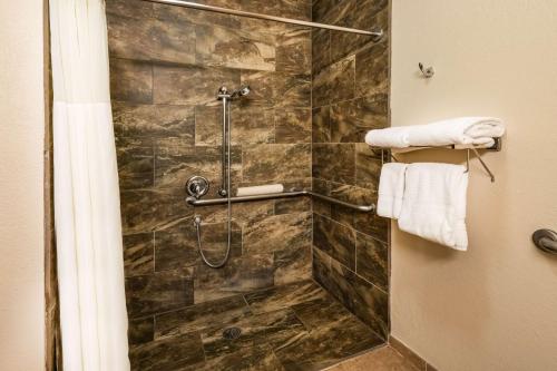 Vonios kambarys apgyvendinimo įstaigoje Best Western Plus Riverfront Hotel and Suites