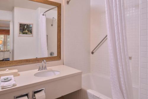 Koupelna v ubytování Best Western Corte Madera Inn