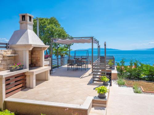 eine Terrasse mit einem Pavillon, einem Tisch und Stühlen in der Unterkunft Holiday Home Matea by Interhome in Rijeka