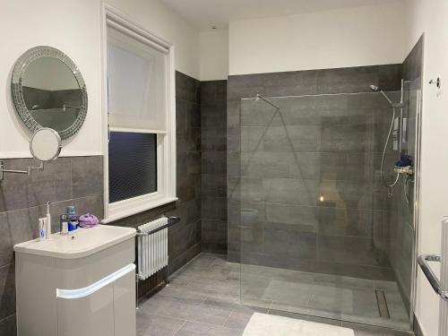 Ванна кімната в Westgate Two-Bedroom Homestay Suite