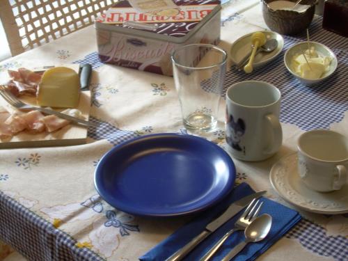 a blue plate on a table with a table cloth at Casa Balducci Bed&Breakfast in Mercatello sul Metauro