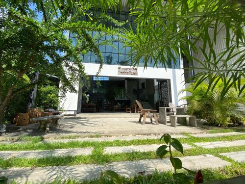 a building with a patio in front of it at Nornlamphun Boutique Hotel นอนลำพูน in Lamphun