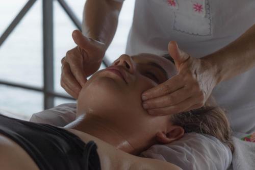 uma mulher a lavar o cabelo por um massagista em Hotel Casa Barlovento em Los Naranjos