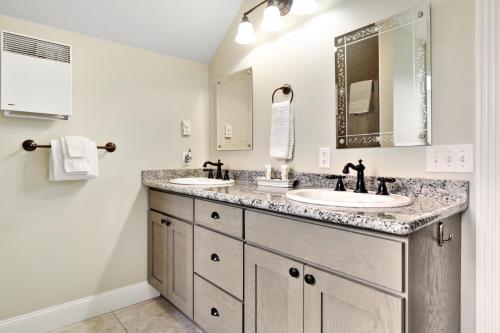 Bathroom sa 3 Bed 3 Bath Vacation home in Eastsound