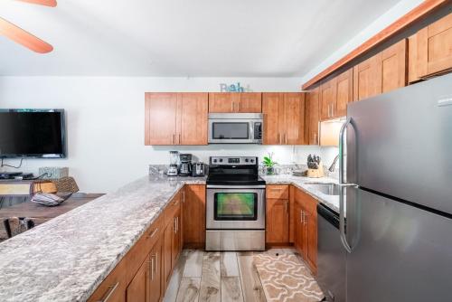 Dapur atau dapur kecil di BeachFront Kihei Kai Nani - Maui Vista Deluxe Condos