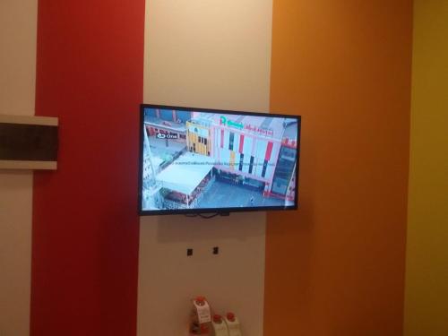 TV a/nebo společenská místnost v ubytování Green Red Hotel Syariah Jombang