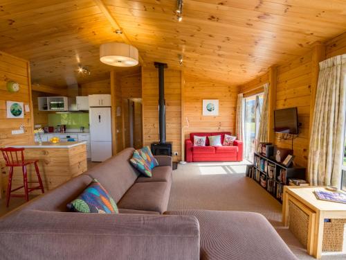 Uma área de estar em Sandy Feet Retreat - Marahau Holiday Home