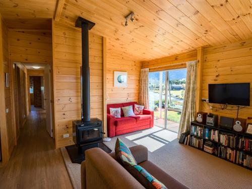 Uma área de estar em Sandy Feet Retreat - Marahau Holiday Home