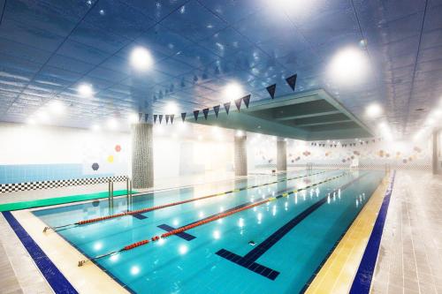 a large swimming pool in a large building at Sono Hue Yangpyeong in Yangpyeong