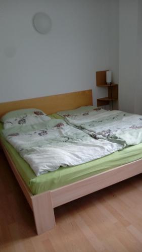 een slaapkamer met een bed met witte lakens en bloemen bij Ferienwohnungen am Uferpark Blaser in Friedrichshafen