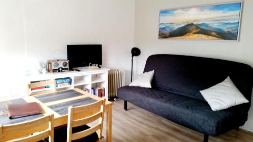 uma sala de estar com um sofá e uma mesa em Talblick 1 - Ihr Zuhause : das Ferienhaus mitten im idyllischen Tal em Bad Bibra