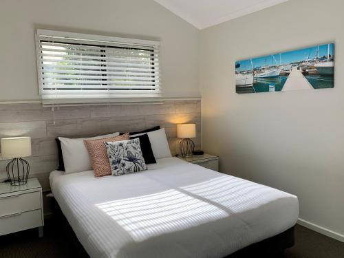 Cama o camas de una habitación en Apollo Bay Waterfront Motor Inn