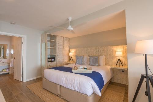Postel nebo postele na pokoji v ubytování Le Nautique Beachfront Apartments