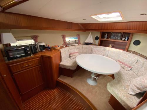 eine kleine Küche mit einem Tisch in einem Boot in der Unterkunft Luxusurlaub auf der Amavida Yacht / Scharmützelsee in Bad Saarow