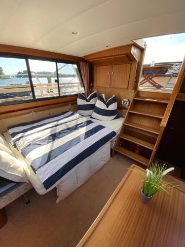 ein Bett in der Mitte eines Bootes in der Unterkunft TraumZeitBoot Amavida Yacht auf dem Scharmützelsee Bad Saarow in Bad Saarow