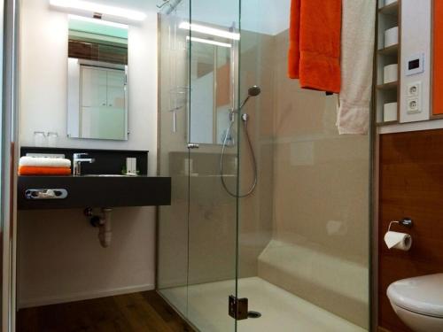 a bathroom with a glass shower and a sink at Doppelzimmer Brauhaus 3 in Königsberg in Bayern