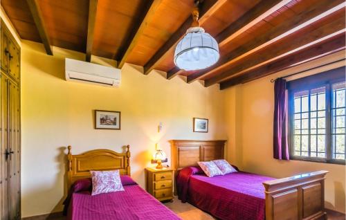 1 dormitorio con 2 camas y techo en Los Frailecillos en Villanueva del Trabuco