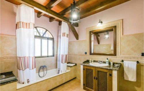 a bathroom with a sink and a mirror at 4 Bedroom Pet Friendly Home In Villanueva in Villanueva del Trabuco