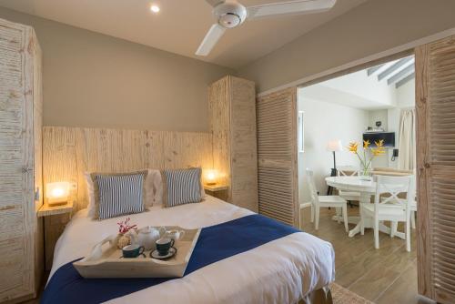 Postel nebo postele na pokoji v ubytování Le Nautique Beachfront Apartments