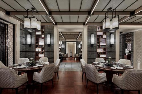 a dining room with a table and chairs at Xianghu Xiaoyao Manor in Xiaoshan