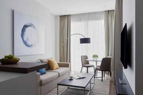 迪拜Jumeirah Living Marina Gate Dubai的带沙发和桌子的客厅