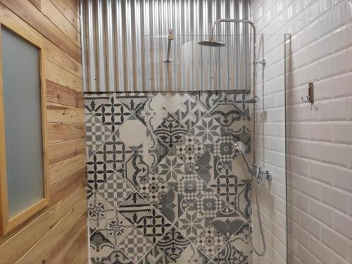 a shower with a black and white tile at Hospédate Pontevedra in Pontevedra