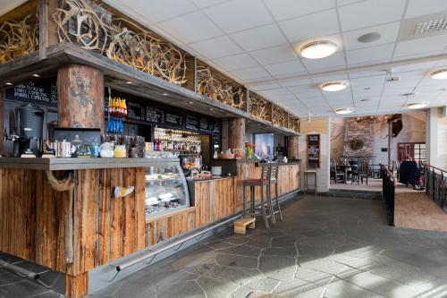 eine Bar in einem Restaurant mit Holzwänden in der Unterkunft Ski Lodge Tänndalen in Tänndalen