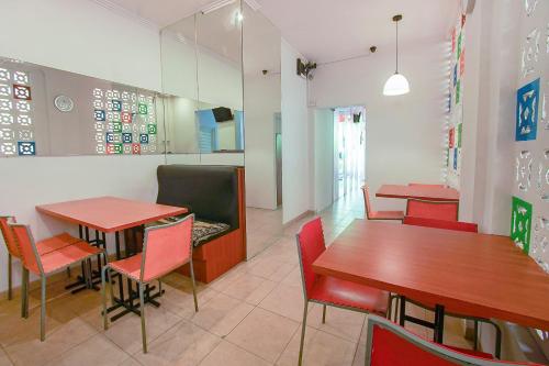 Gallery image of Urbanview Hotel Fif Fa Kauman Malang by RedDoorz in Malang