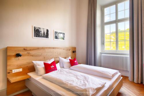 Postel nebo postele na pokoji v ubytování Schlosshotel Horneck