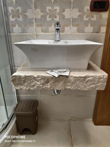 ein weißes Waschbecken im Bad neben einem Fenster in der Unterkunft Appartamento Suite Santa Teresa in Taranto